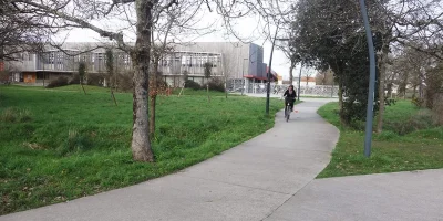 cheminement piéton/vélo dans le quartier des Marais (Ouest Centre-ville). Devant l'école Jean-Zay